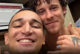 João Gomes posa com cantor internacional e fãs especulam feat