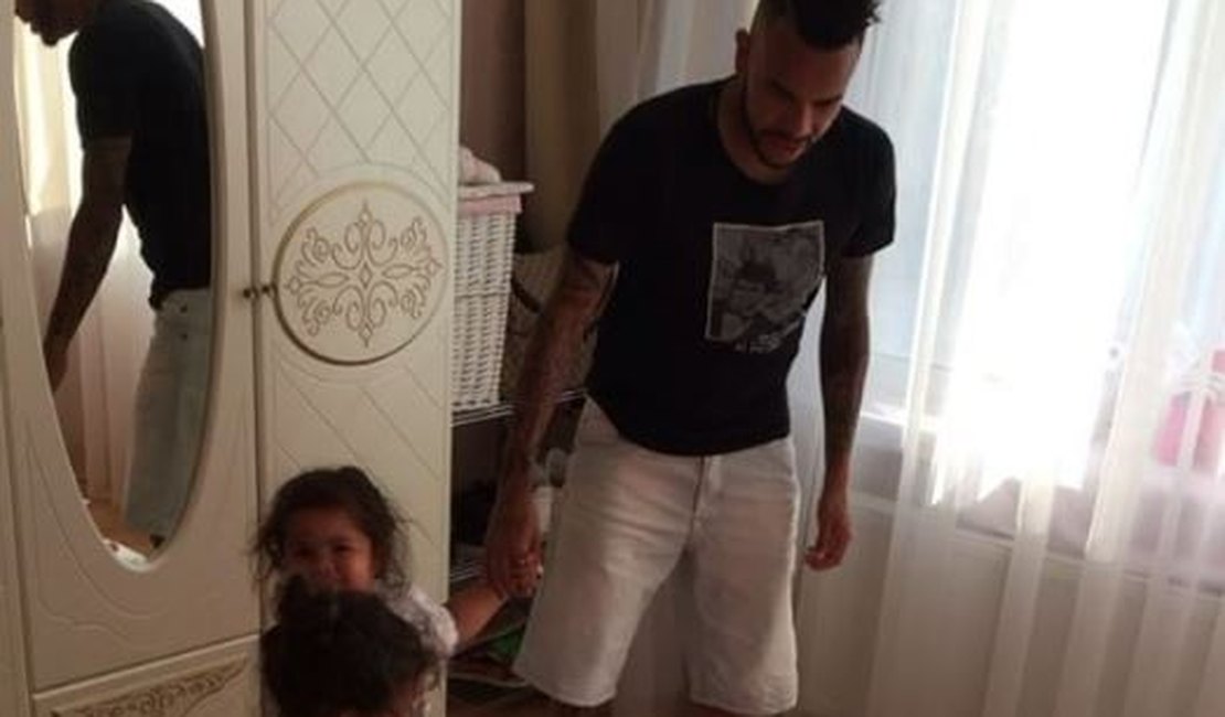 Dentinho faz a maior farra em casa com as gêmeas Sophia e Rafaella