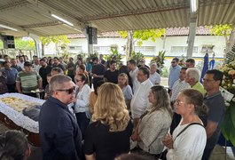 Em cortejo emocionante, Arapiraca se despede do professor Moacir Teófilo, ícone da Educação em Alagoas; assista