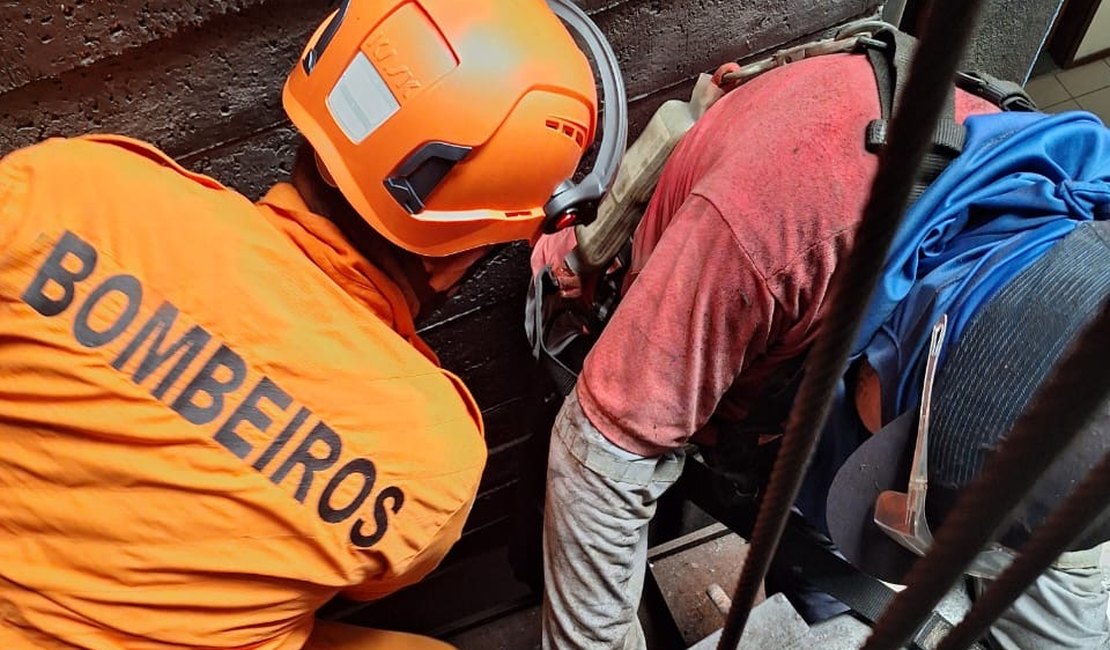 Trabalhador fica com a perna presa em elevador e é resgatado pelo Corpo de Bombeiros na Ponta Verde