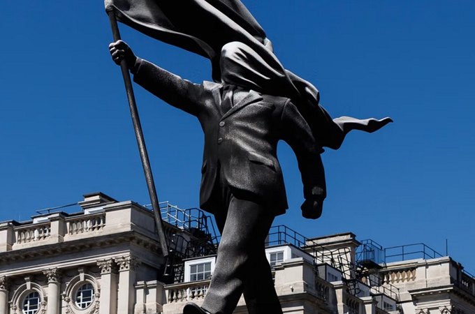 Banksy instala nova estátua em Londres e gera debate sobre 'patriotismo cego'