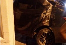 Condutora fica ferida após capotamento em Maceió e suspeito de acidente foge