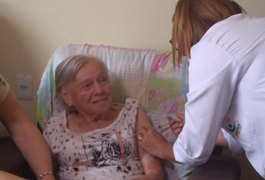 Mãe de Bolsonaro é vacinada com segunda dose do imunizante contra covid-19