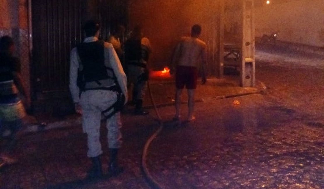 Inconformado com separação, homem ateia fogo na casa da ex-companheira, em Arapiraca