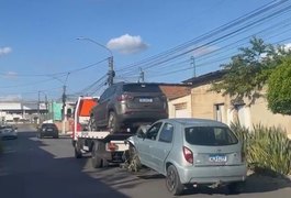 Colisão entre dois carros é registrada em cruzamento no bairro Santa Esmeralda, em Arapiraca