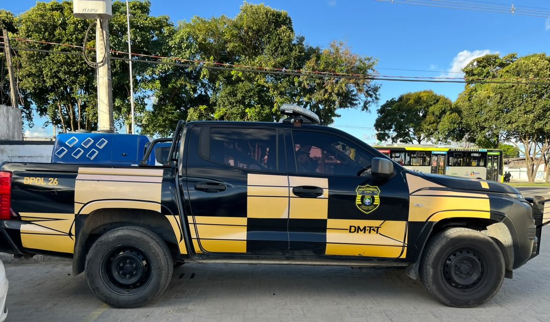 Moto é removida após ser estacionada em área de circulação de pedestres na orla de Maceió