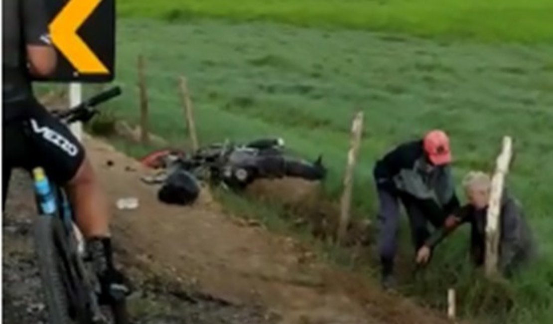 Vídeo. Irmão de deputado Ricardo Nezinho sofre acidente de moto em Arapiraca