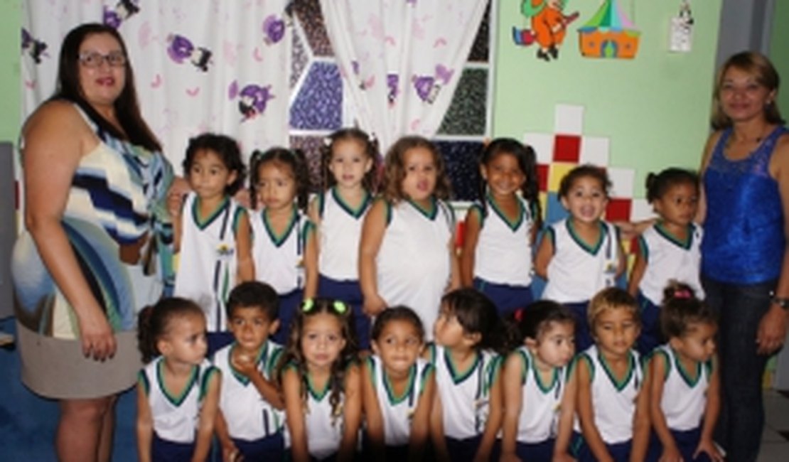 Prefeitura de Feira Grande entrega uniformes para alunos de creche escolar