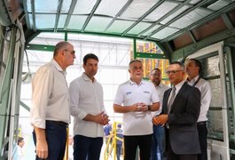 Daniel Barbosa e Renan Filho conhecem produção de vagões para o VLT de Arapiraca; maior obra de mobilidade da história da cidade