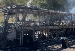 Ônibus utilizado pelas bandas Djavú e Bonde do Forró fica destruído após incêndio