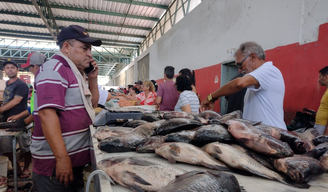 Compra de pescados na véspera da Sexta-Feira Santa movimenta Mercado Público de Arapiraca