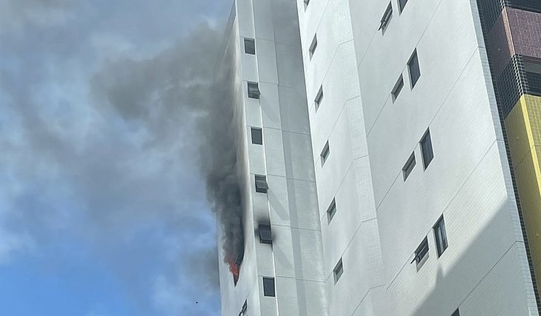 Apartamento pega fogo e assusta moradores na Ponta Verde, em Maceió