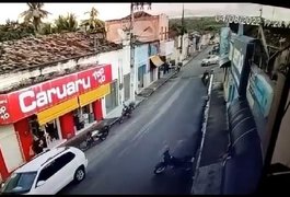Imagem mostra momento em que carro da pré-candidata é perseguido por criminosos em Paulo Jacinto