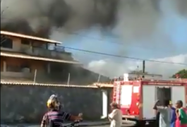 VÍDEO. Incêndio atinge residência usada como depósito de material reciclável