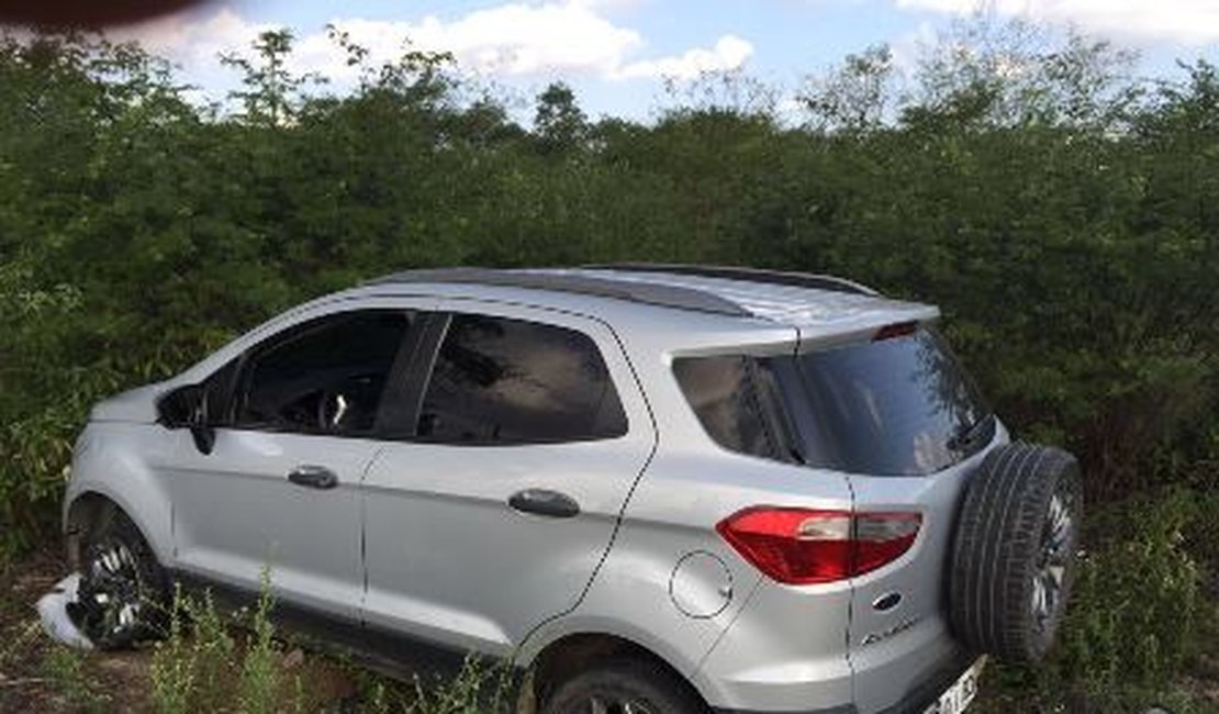 Veículo é encontrado abandonado dentro de propriedade em Cacimbinhas