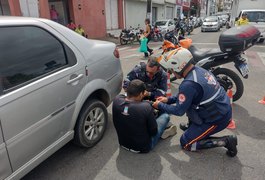 Colisão entre carro e moto deixa motociclista ferido no Centro de Arapiraca