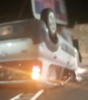 Condutor colide no meio-fio de rodovia e capota veículo de passeio em trecho da AL-220, em Arapiraca