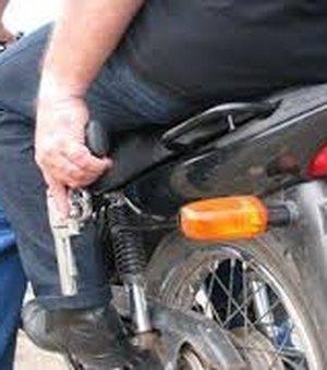 Dois homens em uma motocicleta roubam pertences de vítima em bairro de Arapiraca