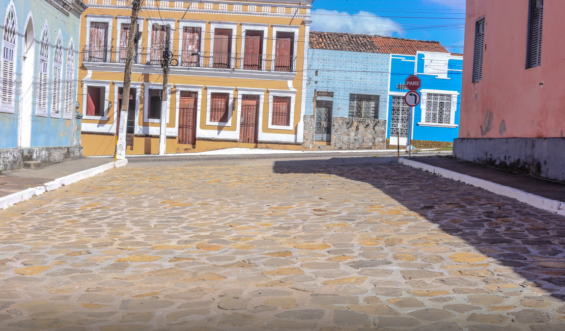Prefeitura de Penedo reabre ao tráfego rua bicentenária pavimentada com rocha