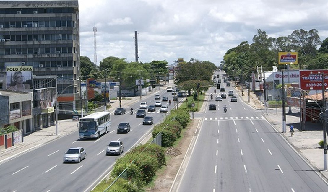 Motociclista morre após ser atingido por táxi que fazia conversão irregular