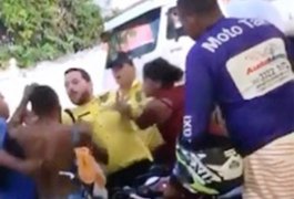 Vídeo: Agente de trânsito leva soco no rosto durante briga de casal no Feitosa, em Maceió