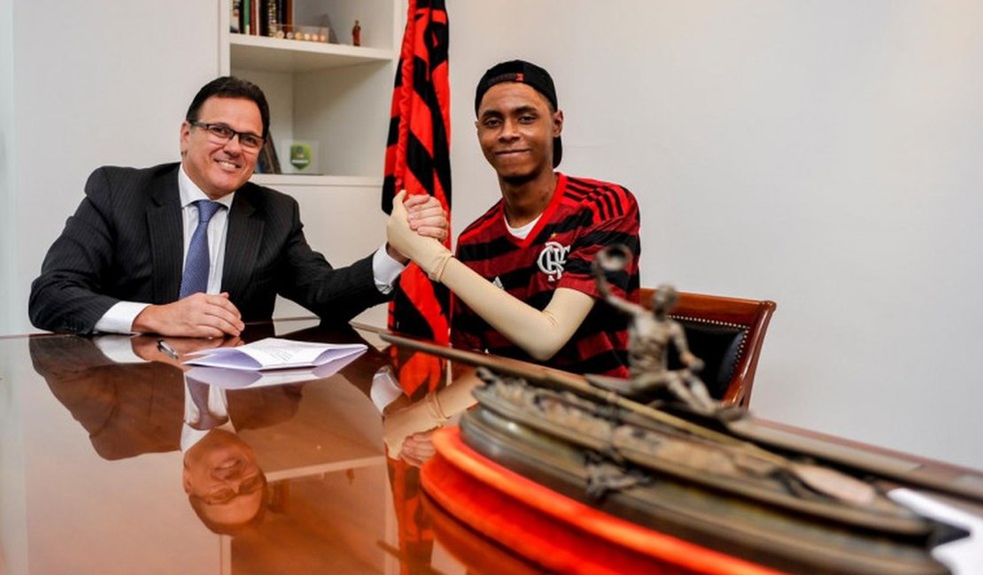 Vítima do incêndio no Ninho, Jhonata Ventura assina primeiro contrato profissional com o Flamengo