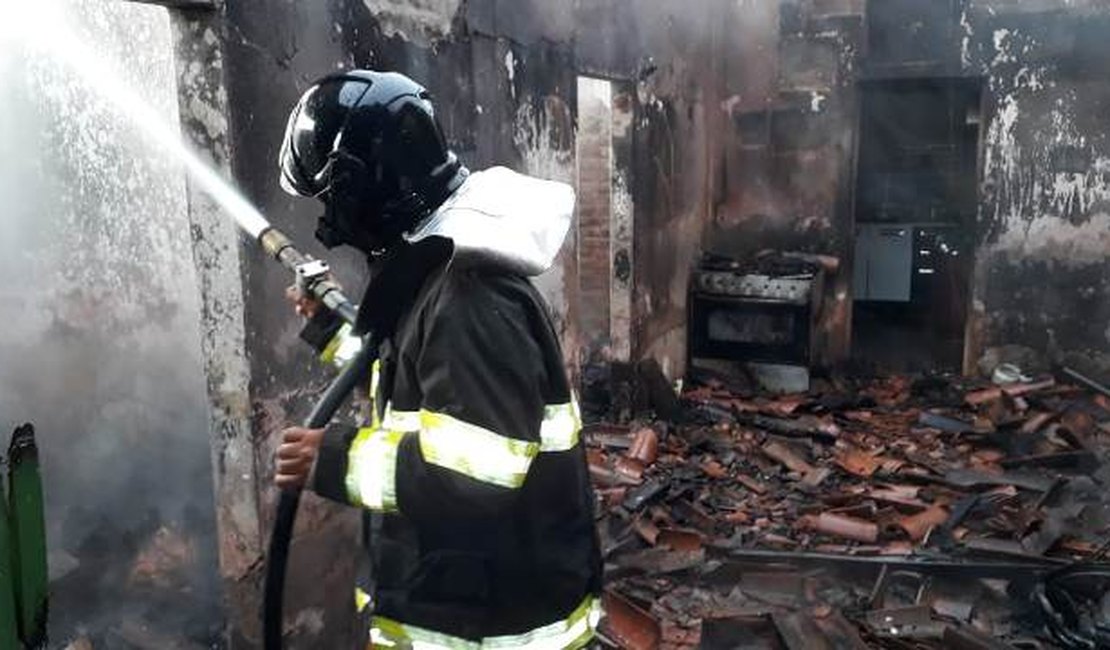 Bombeiros são acionados para apagar incêndio em residência na cidade de Maravilha
