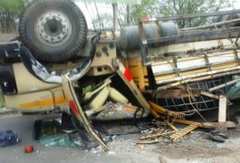 Caminhão capota na BR-316 e deixa dois feridos em Palmeira dos Índios