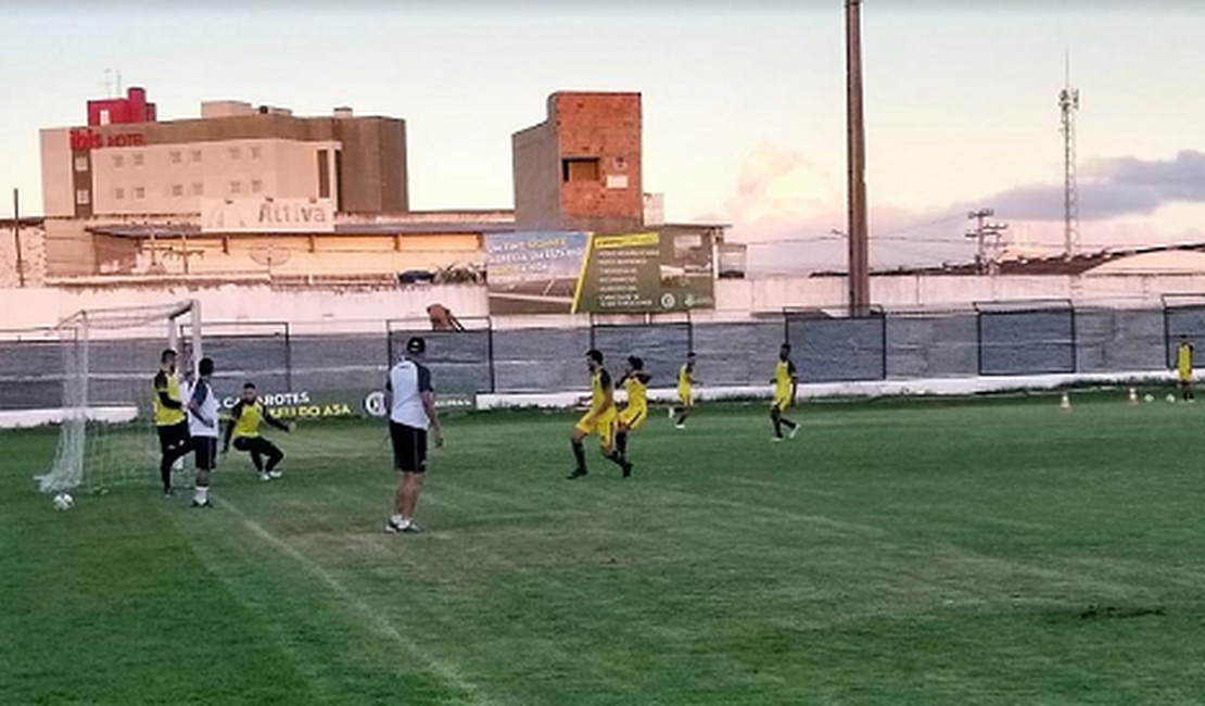 Nêdo Xavier treina finalização com elenco que vai enfrentar o Vitória (PE)