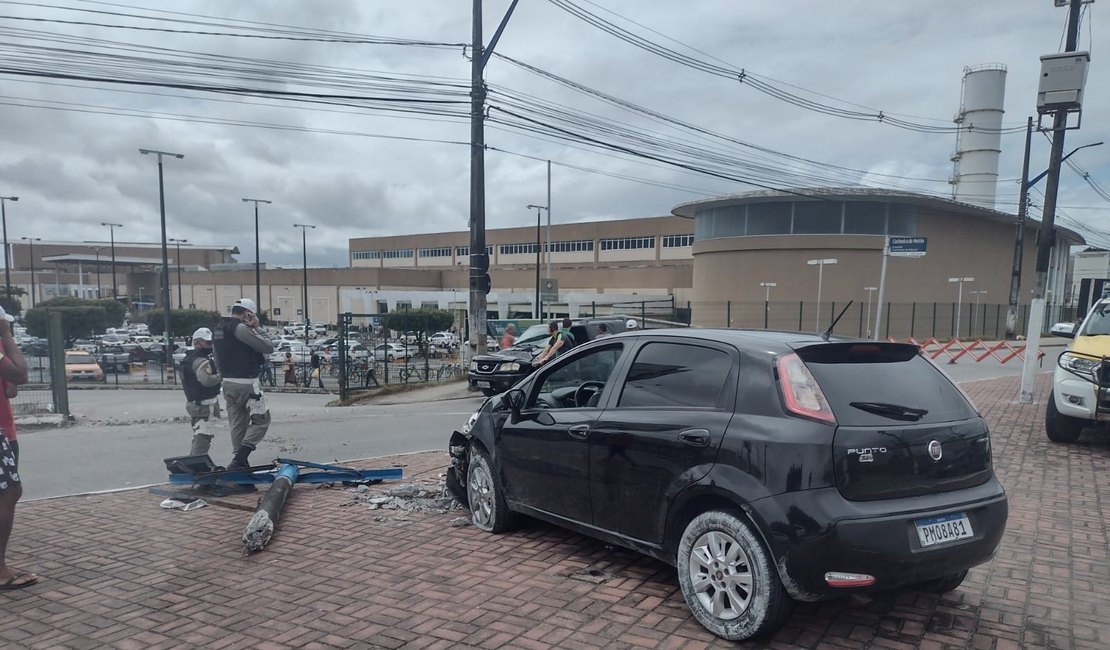 Condutor passa mal ao volante e derruba poste na Via Expressa, em Maceió