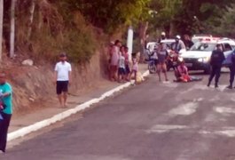 Mulher que seguia na garupa de motocicleta cai do veículo e fica ferida, em São Miguel dos Campos