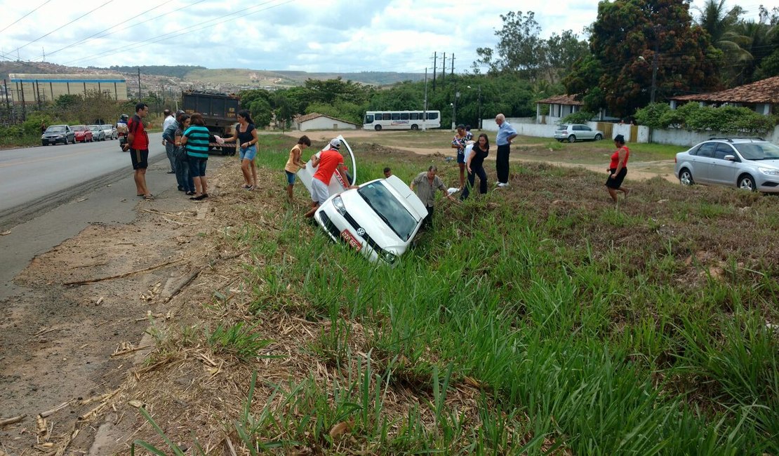 Tentativa de ultrapassagem entre carreta e veículo de passeio provoca acidente na BR 101
