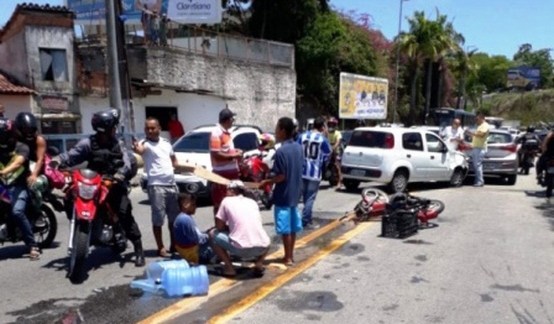 Motorista faz manobra irregular e provoca acidente envolvendo quatro veículos em Maceió