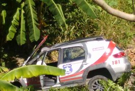 Viatura capota em Maceió após colidir contra veículo de passeio