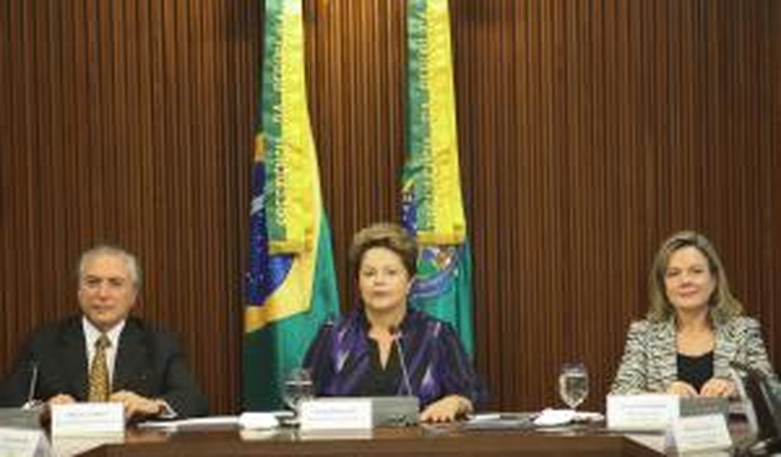 Resposta de Dilma para queda de popularidade é mais trabalho, diz Paulo Bernardo