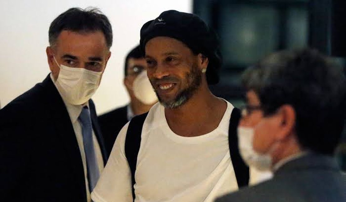 Ronaldinho Gaúcho paga fiança de R$ 8,4 milhões e deixa a cadeia no Paraguai