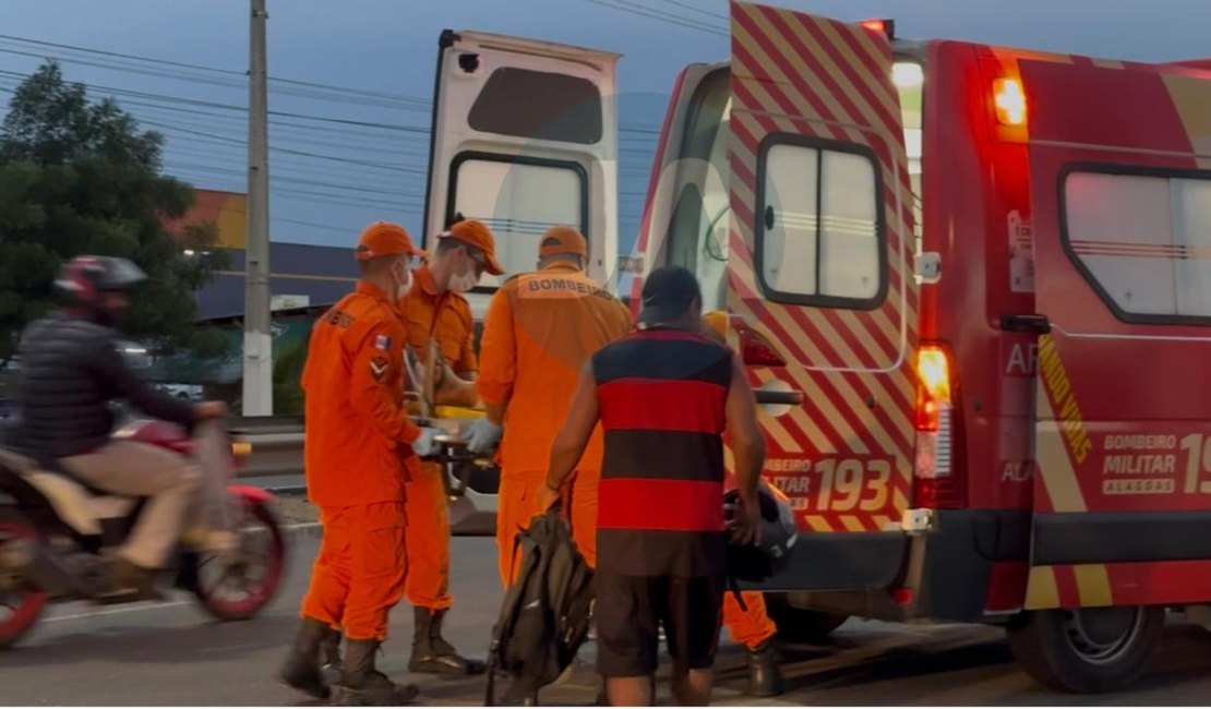 Colisão entre ônibus escolar e motocicleta deixa motociclista ferido na AL-220, no bairro Brasiliana