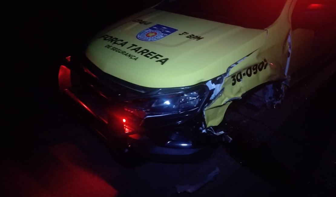 Vídeo. Colisão entre viatura da PM e carro de passeio é registrada na AL 115, em Arapiraca