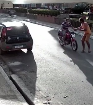 Vídeo. Motociclista fica ferido ao evitar atropelamento de pedestre e bater motocicleta em parede, em Feira Grande