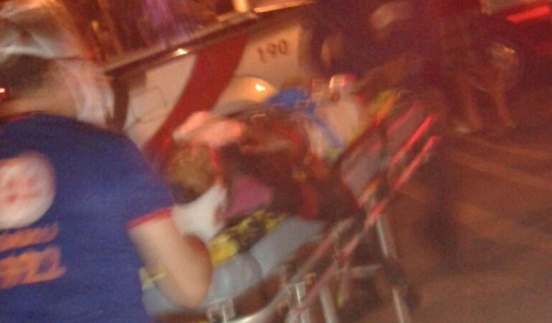 VÍDEO. Suspeito em assalto é alvejado por sete tiros e agoniza por socorro em Arapiraca