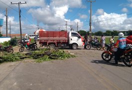 Manifestantes bloqueiam entrada e saída de Penedo, na AL 101 Sul