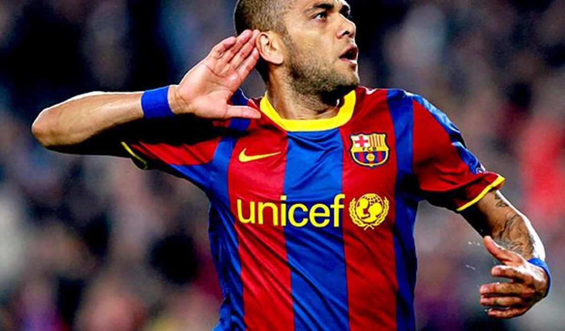 Daniel Alves responde ato racista de torcedor de maneira inusitada