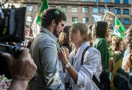 Mesmo casado, Renato entrega anel de noivado a Alice, em ‘Os Dias’