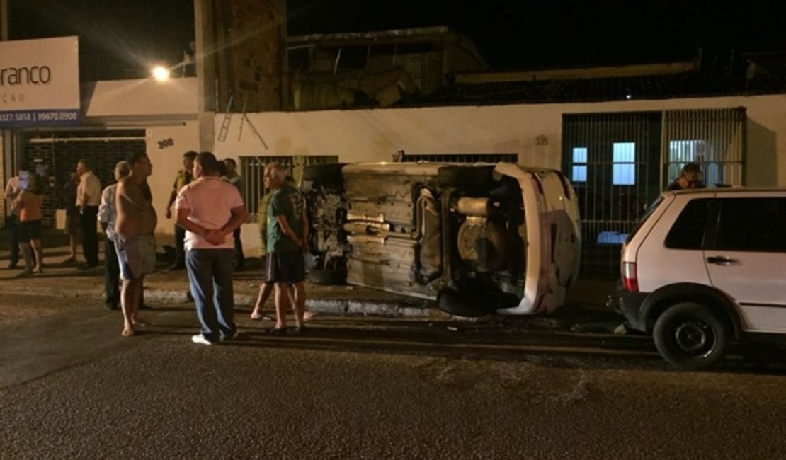 Veículo tomba após ser atingido por carro em cruzamento da Avenida Brasil, em Maceió
