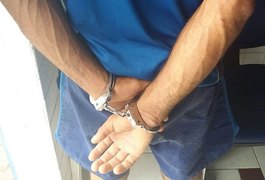 Após denúncia, suspeito de tráfico é preso na parte alta de Maceió