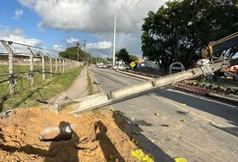 Carro derruba poste após condutor perder o controle da direção, em Maceió