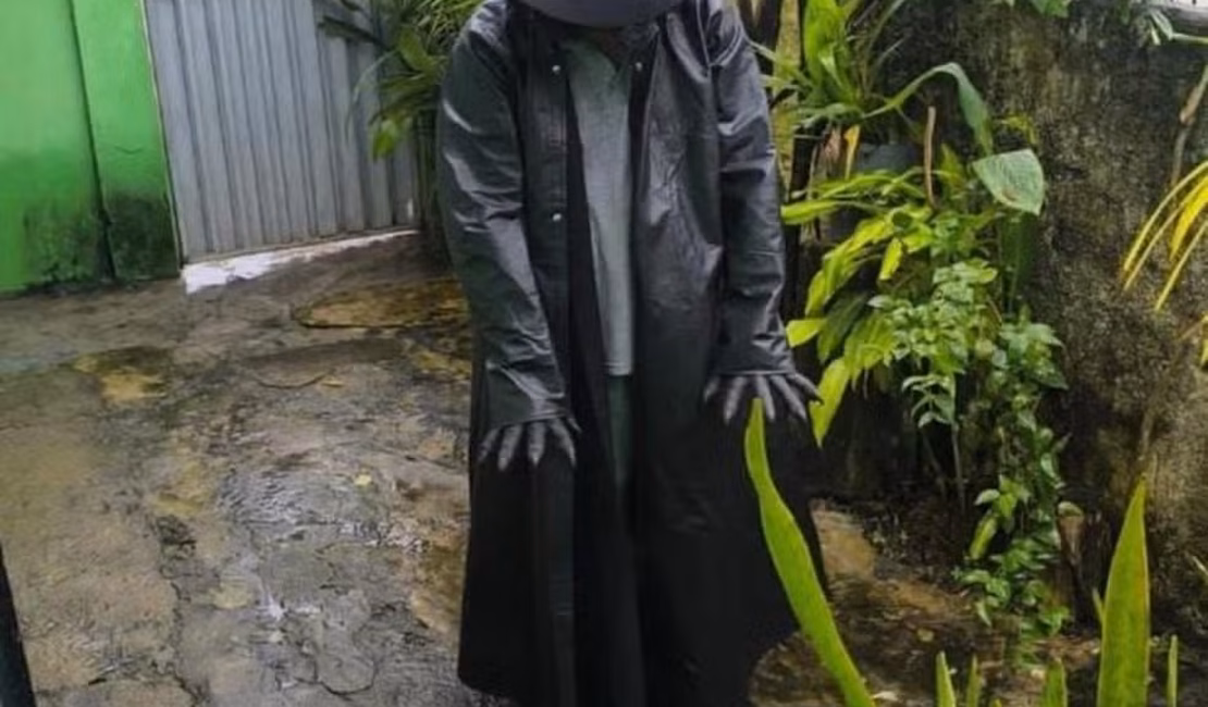Homem fantasiado de criatura de terror assusta populares e vai parar na delegacia