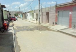 Moradores reclamam de canos estourados em bairros de Arapiraca