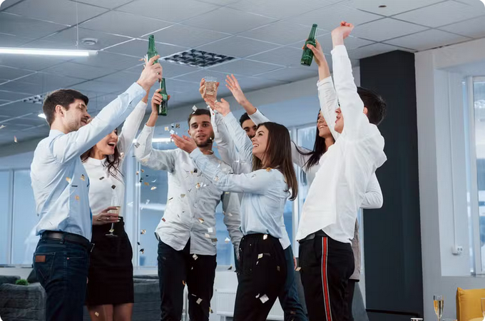 Festa da firma: Pode beber, flertar e dançar? Veja como curtir sem se arrepender no dia seguinte