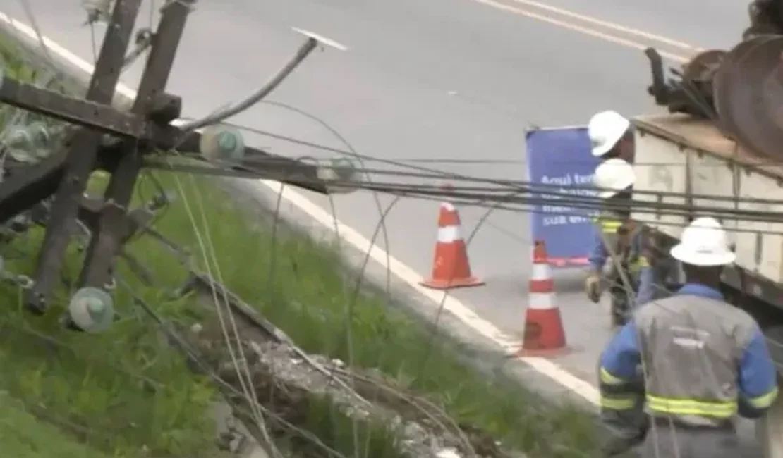 Motorista perde controle de ônibus e derruba poste e deixa região sem energia, em Maceió